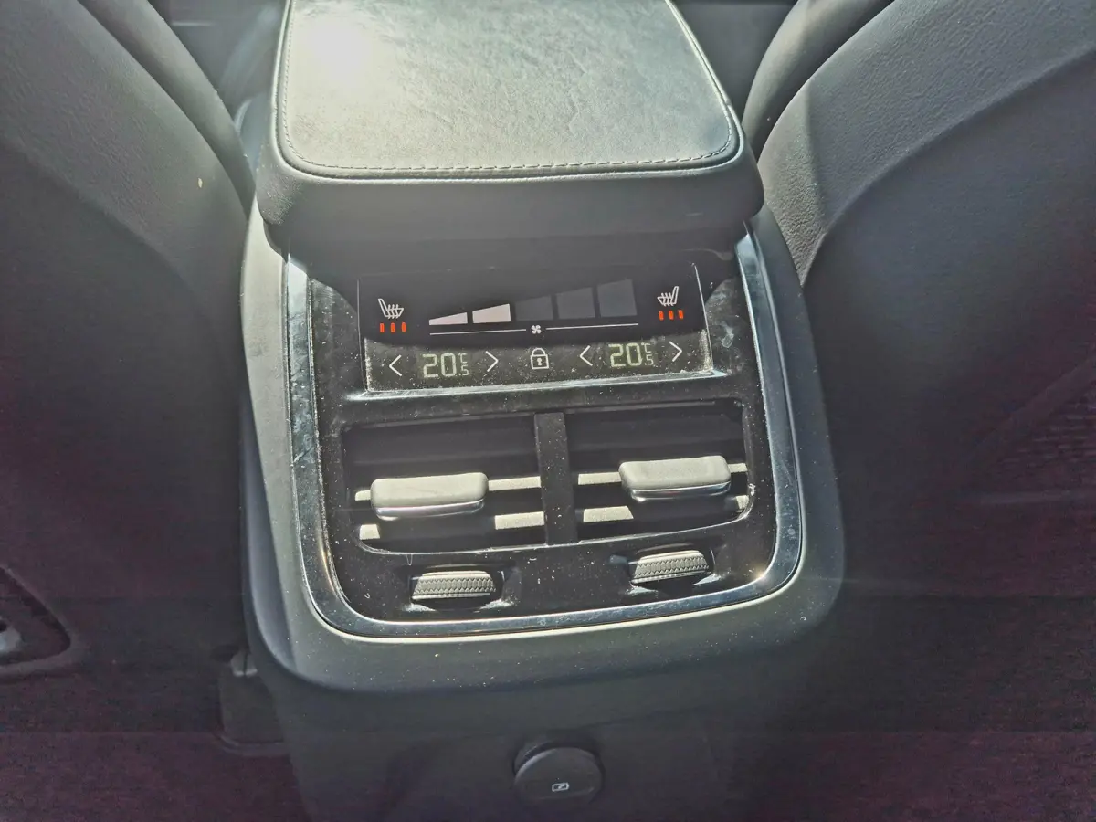 2.0 T8 Recharge AWD R-Design . 22 inch . Camera