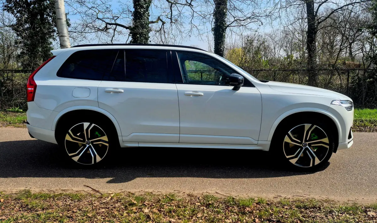 2.0 T8 Recharge AWD R-Design . 22 inch . Camera