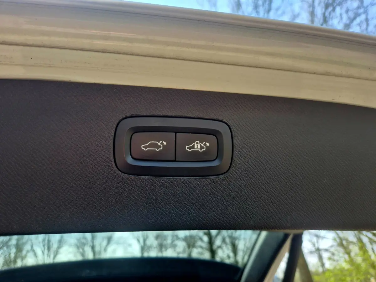 2.0 T8 Recharge AWD R-Design . 22 inch . Camera