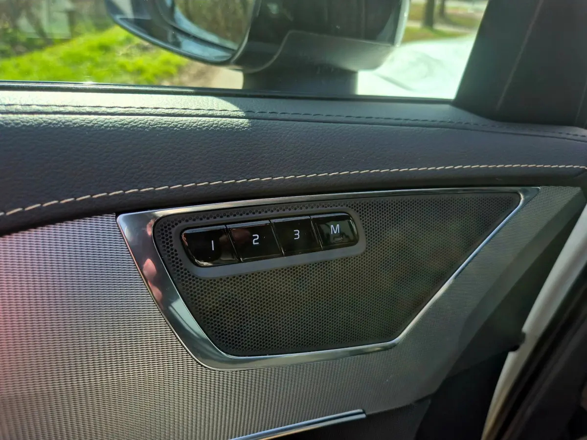 2.0 T8 Recharge AWD R-Design . 22 inch . Camera