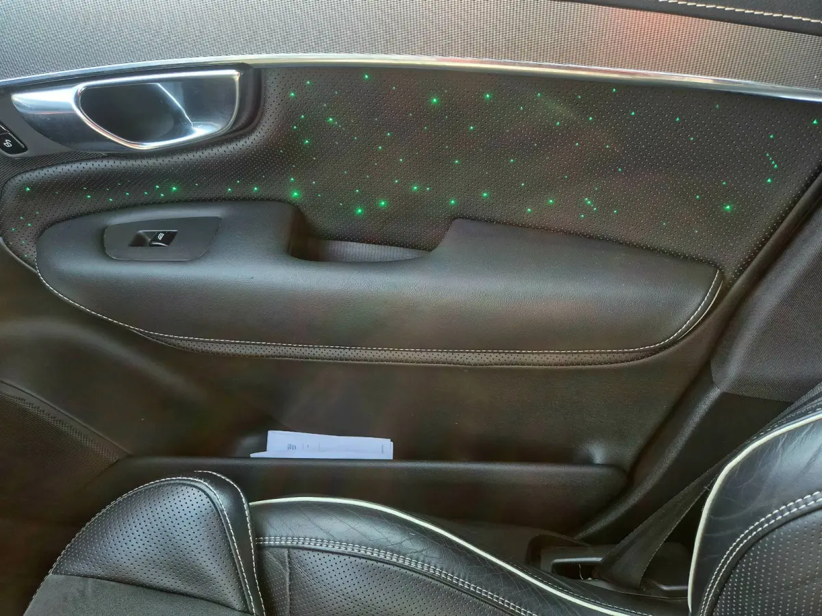 2.0 T8 Recharge AWD R-Design . 22 inch . Camera