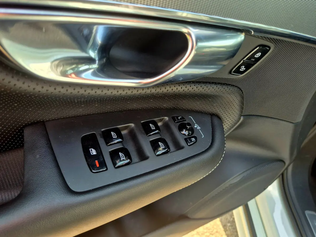 2.0 T8 Recharge AWD R-Design . 22 inch . Camera