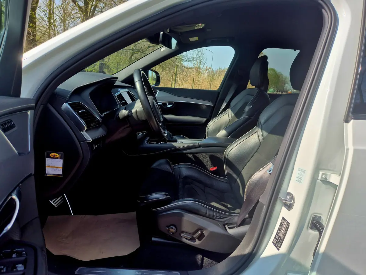 2.0 T8 Recharge AWD R-Design . 22 inch . Camera