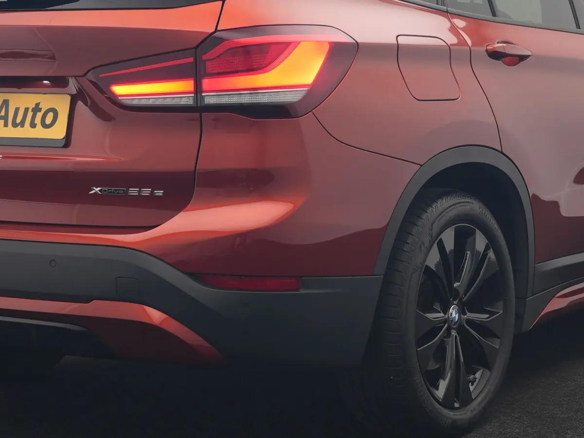 xDrive25e Sportline PHEV 221pk Dealer O.H | Trekhaak Afn. | Camera | Harman / Kardon | Head Up | Sporstoelen Verwarmd | Cruise Control | Carplay | Sfeerverlichting | Navigatie | DAB | 18"L.M