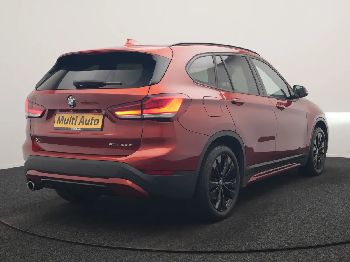 xDrive25e Sportline PHEV 221pk Dealer O.H | Trekhaak Afn. | Camera | Harman / Kardon | Head Up | Sporstoelen Verwarmd | Cruise Control | Carplay | Sfeerverlichting | Navigatie | DAB | 18"L.M