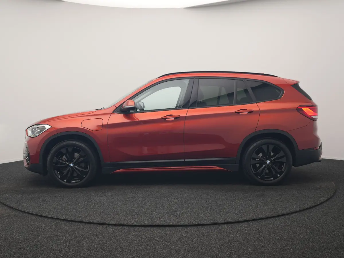 xDrive25e Sportline PHEV 221pk Dealer O.H | Trekhaak Afn. | Camera | Harman / Kardon | Head Up | Sporstoelen Verwarmd | Cruise Control | Carplay | Sfeerverlichting | Navigatie | DAB | 18"L.M