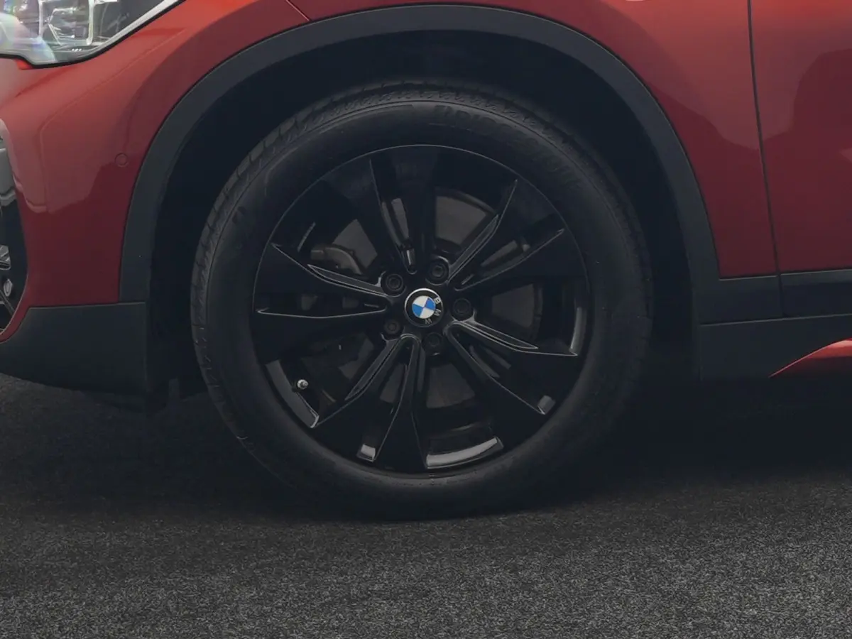 xDrive25e Sportline PHEV 221pk Dealer O.H | Trekhaak Afn. | Camera | Harman / Kardon | Head Up | Sporstoelen Verwarmd | Cruise Control | Carplay | Sfeerverlichting | Navigatie | DAB | 18"L.M