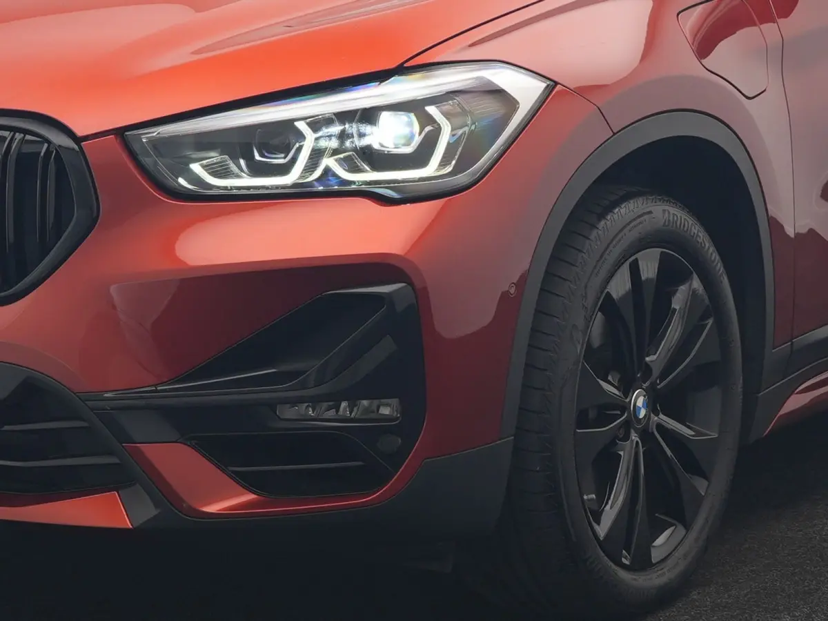 xDrive25e Sportline PHEV 221pk Dealer O.H | Trekhaak Afn. | Camera | Harman / Kardon | Head Up | Sporstoelen Verwarmd | Cruise Control | Carplay | Sfeerverlichting | Navigatie | DAB | 18"L.M