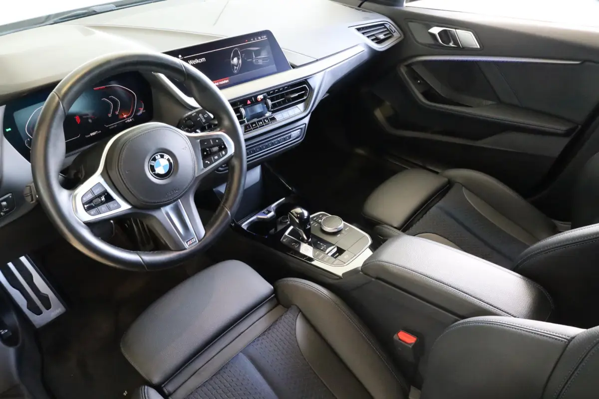118i Executive | M Sport | Live Cockpit Professional | Stoelverwarming | Apple Carplay/Android Auto