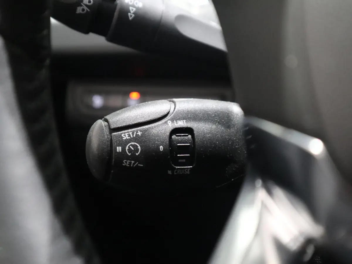 Signature - NAVIGATIE - AIRCO - PARKEERSENSOREN