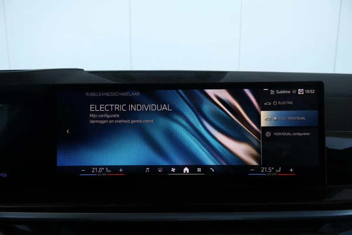 xDrive50e | SoH 100% | Sportpakket Pro | Leder Invidual Merino Schwarz | Integral Active Steering | Driving Assistant Professional | Pano Dak | Harman Kardon |