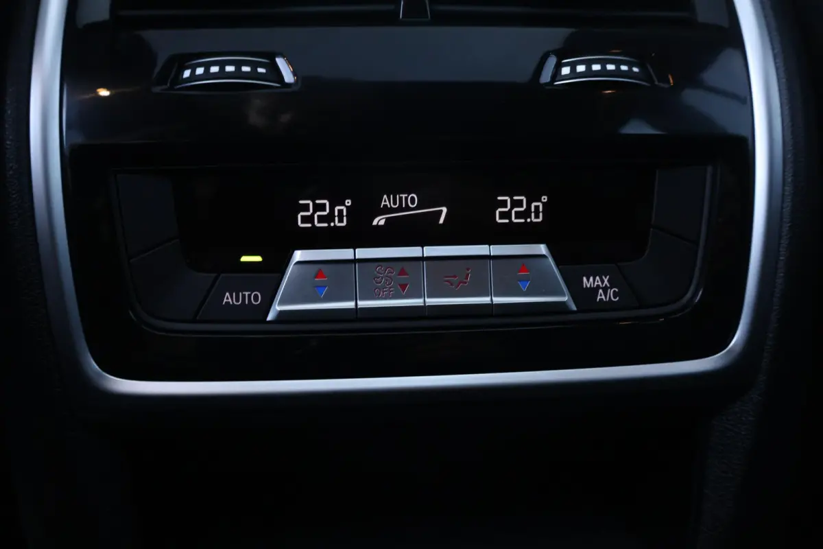 xDrive50e | SoH 100% | Sportpakket Pro | Leder Invidual Merino Schwarz | Integral Active Steering | Driving Assistant Professional | Pano Dak | Harman Kardon |