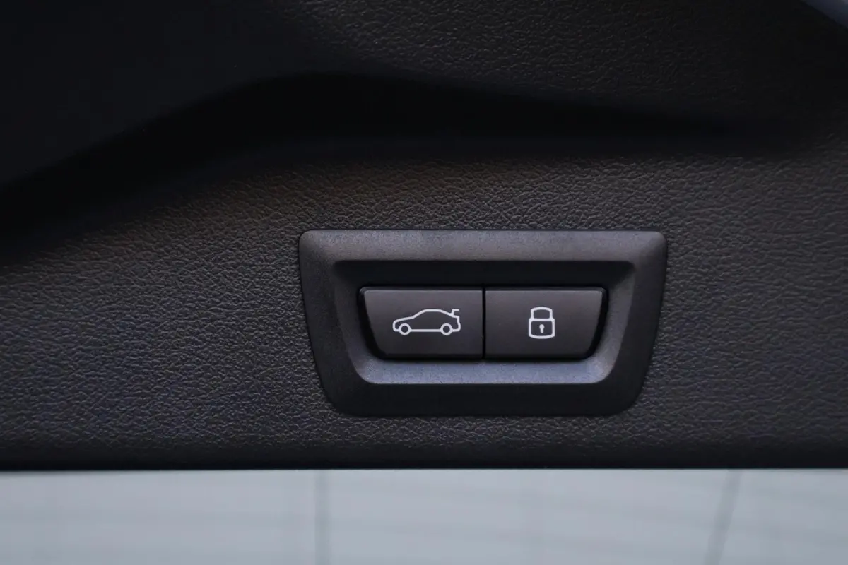 xDrive50e | SoH 100% | Sportpakket Pro | Leder Invidual Merino Schwarz | Integral Active Steering | Driving Assistant Professional | Pano Dak | Harman Kardon |