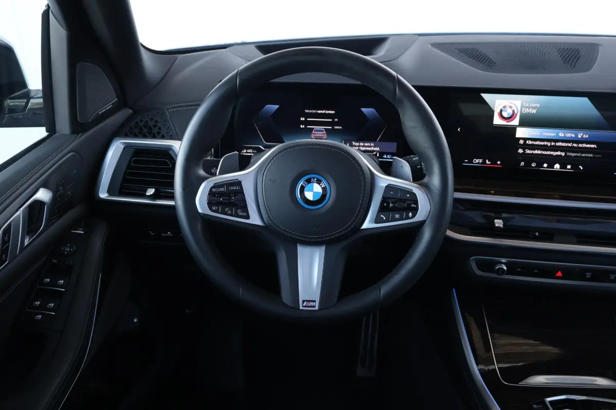 xDrive50e | SoH 100% | Sportpakket Pro | Leder Invidual Merino Schwarz | Integral Active Steering | Driving Assistant Professional | Pano Dak | Harman Kardon |