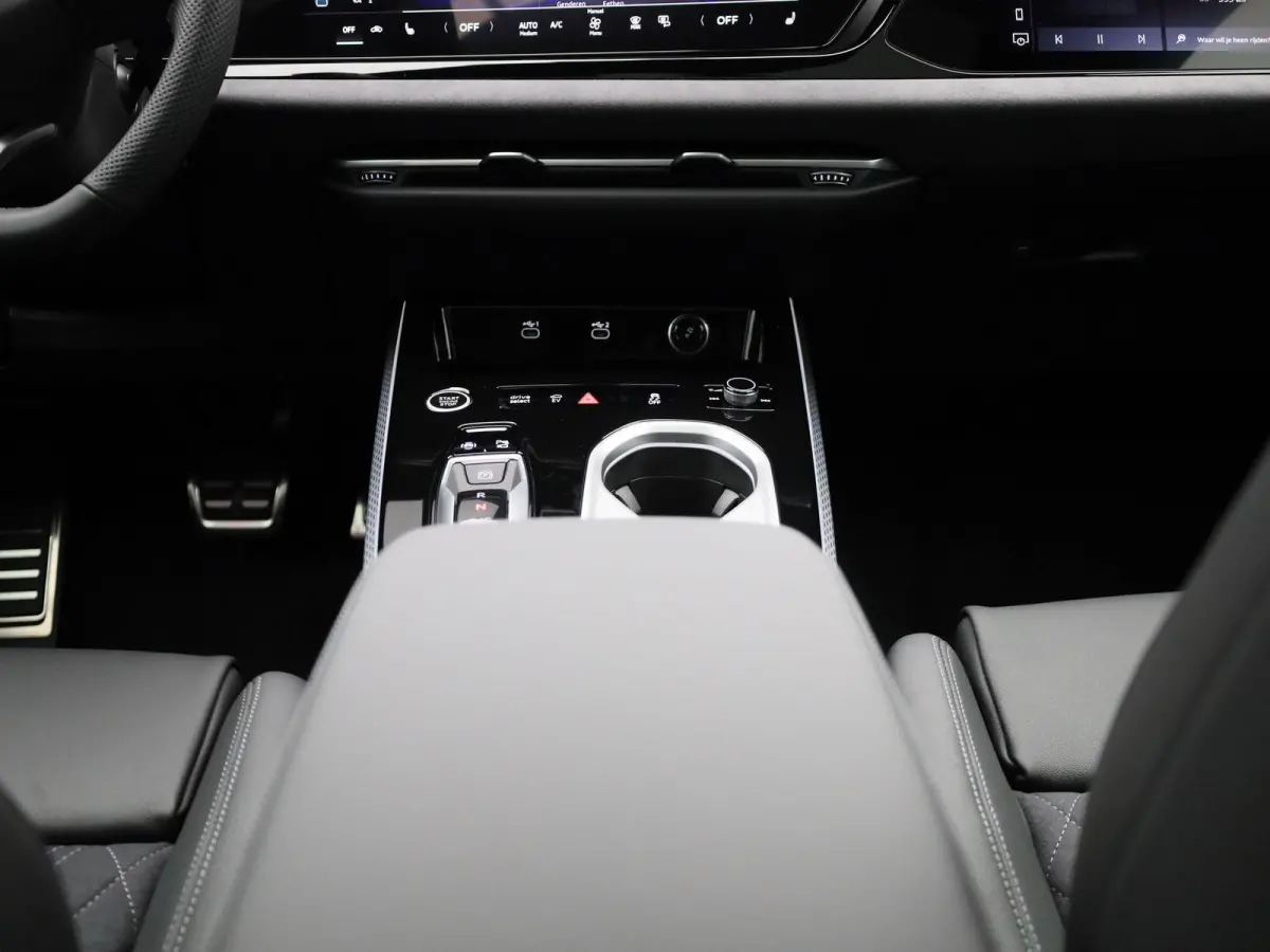 2.0 e-hybrid quattro S edition 299 PK | Luchtvering | Panoramadak | Bang & Olufsen |  Bijrijdersscherm | Stuurverwarming | Trekhaak |