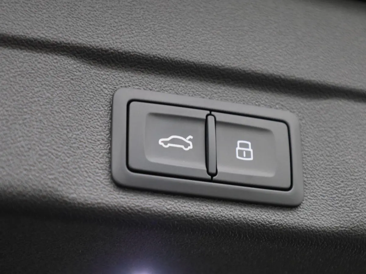 2.0 e-hybrid quattro S edition 299 PK | Luchtvering | Panoramadak | Bang & Olufsen |  Bijrijdersscherm | Stuurverwarming | Trekhaak |