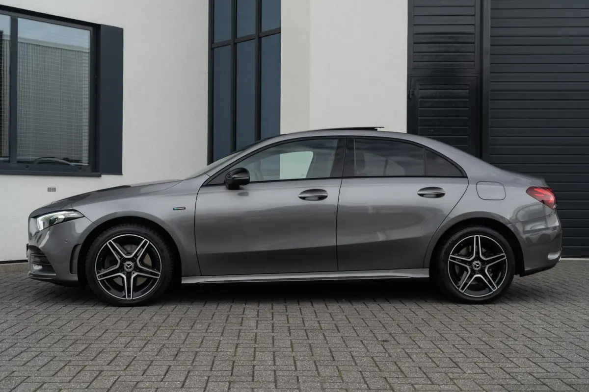 250 e AMG NIGHT PANO / AMBI LED / CARPLAY