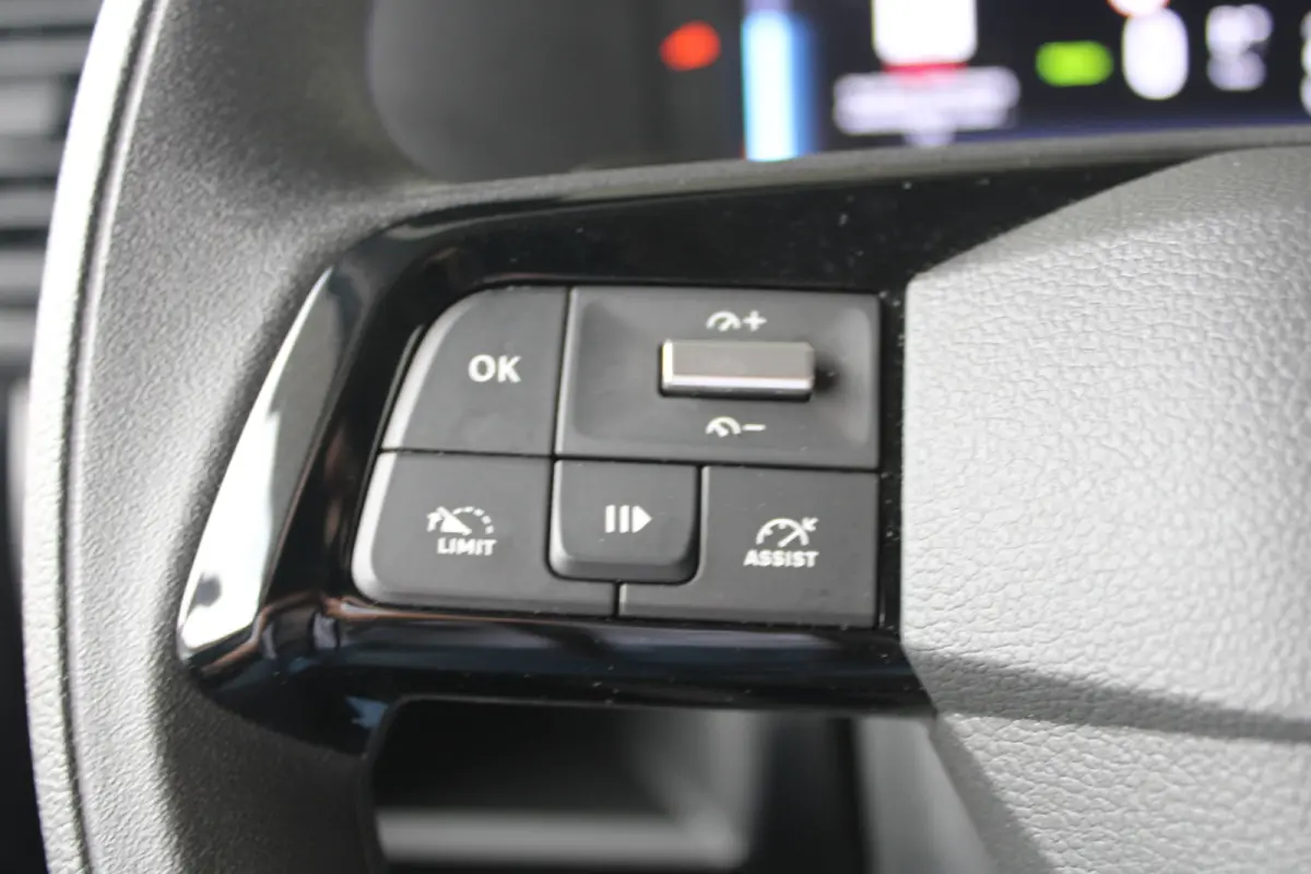 L3 75 kWh | Cruise control | Bumpers in kleur | Laadruimtebetimmering | Full-LED koplampen | 17" Lichtmetalen velgen |