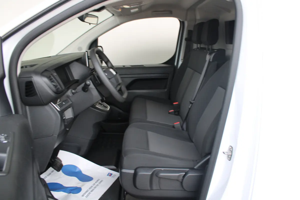L3 75 kWh | Cruise control | Bumpers in kleur | Laadruimtebetimmering | Full-LED koplampen | 17" Lichtmetalen velgen |
