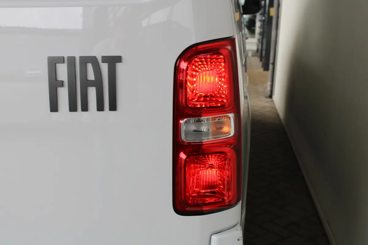 L3 75 kWh | Cruise control | Bumpers in kleur | Laadruimtebetimmering | Full-LED koplampen | 17" Lichtmetalen velgen |