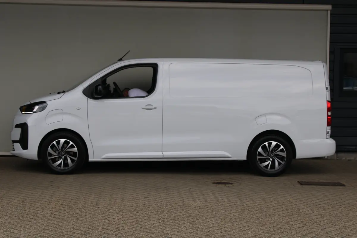 L3 75 kWh | Cruise control | Bumpers in kleur | Laadruimtebetimmering | Full-LED koplampen | 17" Lichtmetalen velgen |