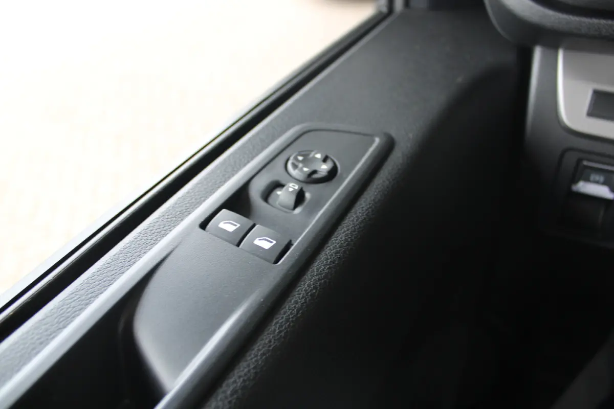 L3 75 kWh | Cruise control | Bumpers in kleur | Laadruimtebetimmering | Full-LED koplampen | 17" Lichtmetalen velgen |