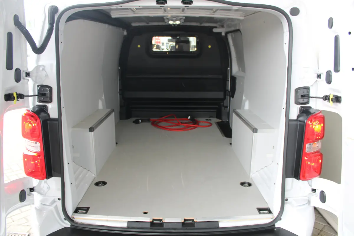L3 75 kWh | Cruise control | Bumpers in kleur | Laadruimtebetimmering | Full-LED koplampen | 17" Lichtmetalen velgen |