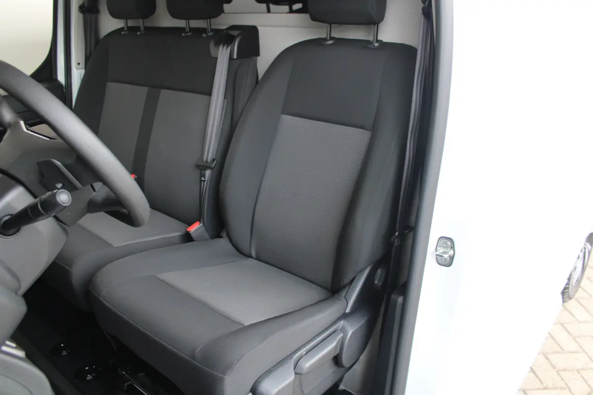 L3 75 kWh | Cruise control | Bumpers in kleur | Laadruimtebetimmering | Full-LED koplampen | 17" Lichtmetalen velgen |