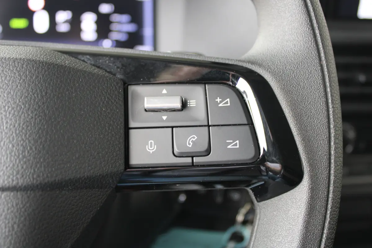 L3 75 kWh | Cruise control | Bumpers in kleur | Laadruimtebetimmering | Full-LED koplampen | 17" Lichtmetalen velgen |