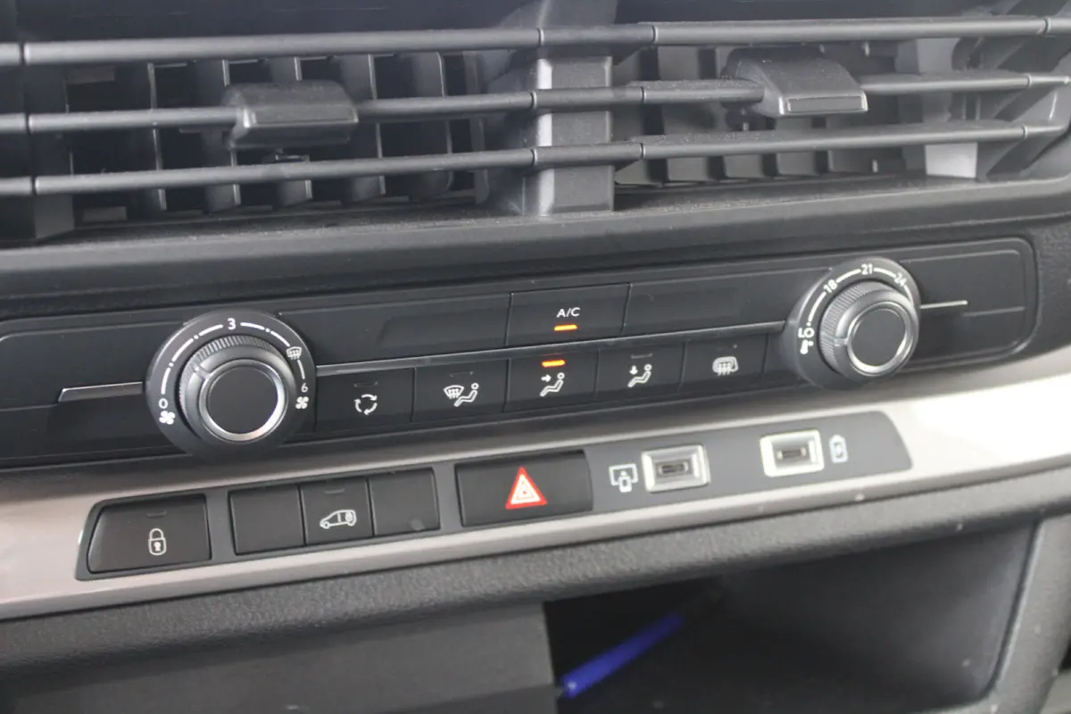 L3 75 kWh | Cruise control | Bumpers in kleur | Laadruimtebetimmering | Full-LED koplampen | 17" Lichtmetalen velgen |