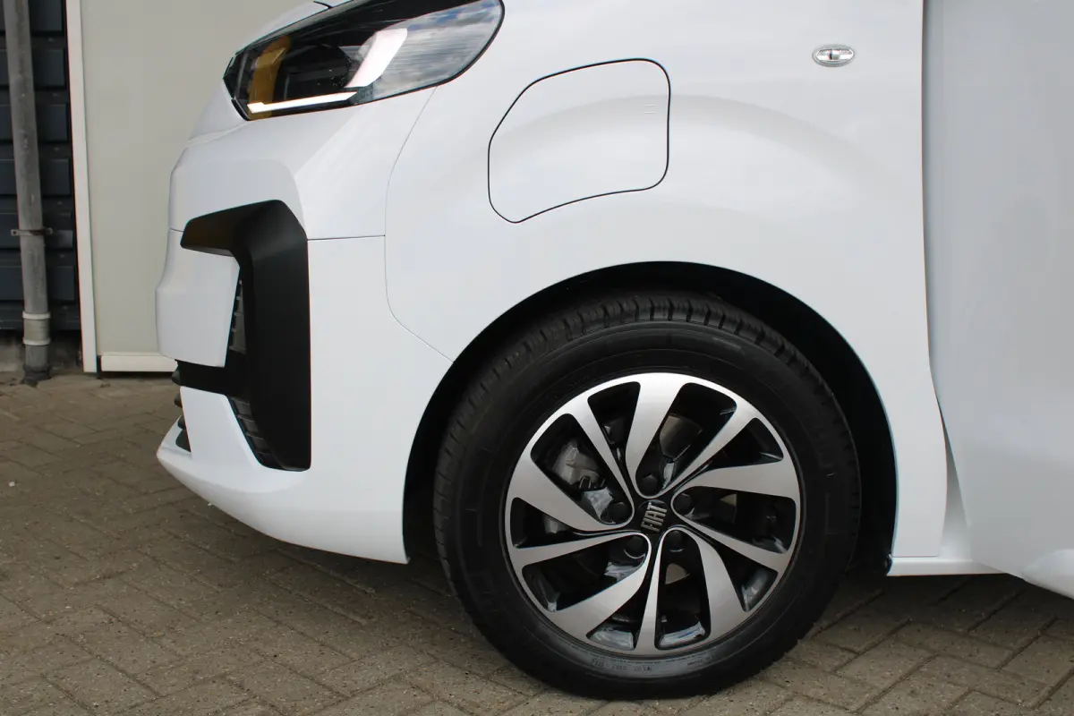 L3 75 kWh | Cruise control | Bumpers in kleur | Laadruimtebetimmering | Full-LED koplampen | 17" Lichtmetalen velgen |