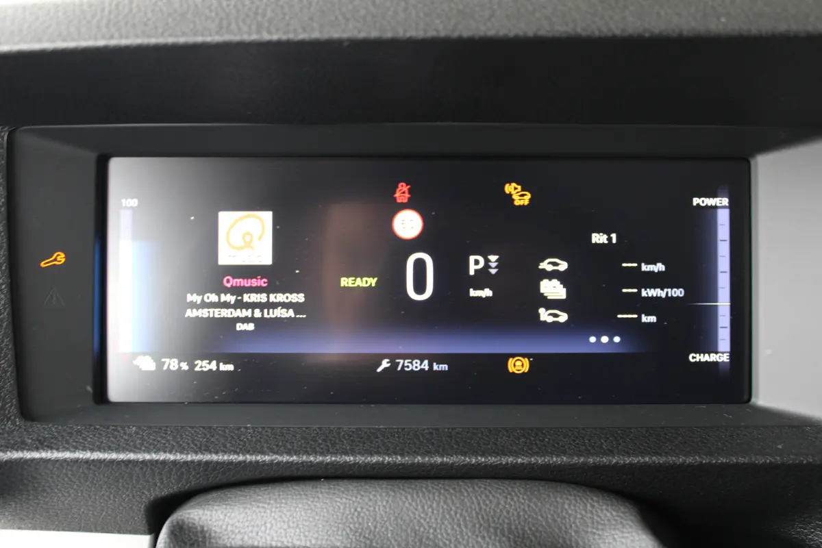 L3 75 kWh | Cruise control | Bumpers in kleur | Laadruimtebetimmering | Full-LED koplampen | 17" Lichtmetalen velgen |