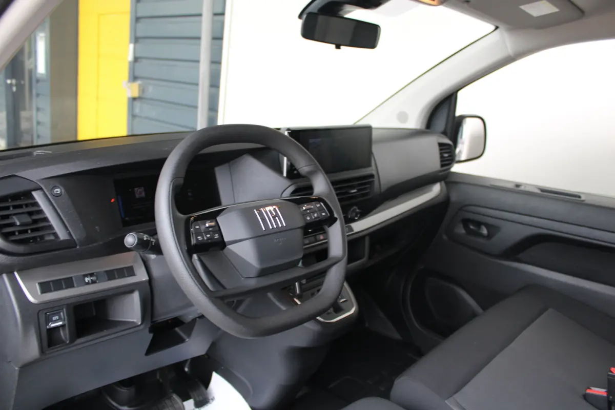 L3 75 kWh | Cruise control | Bumpers in kleur | Laadruimtebetimmering | Full-LED koplampen | 17" Lichtmetalen velgen |