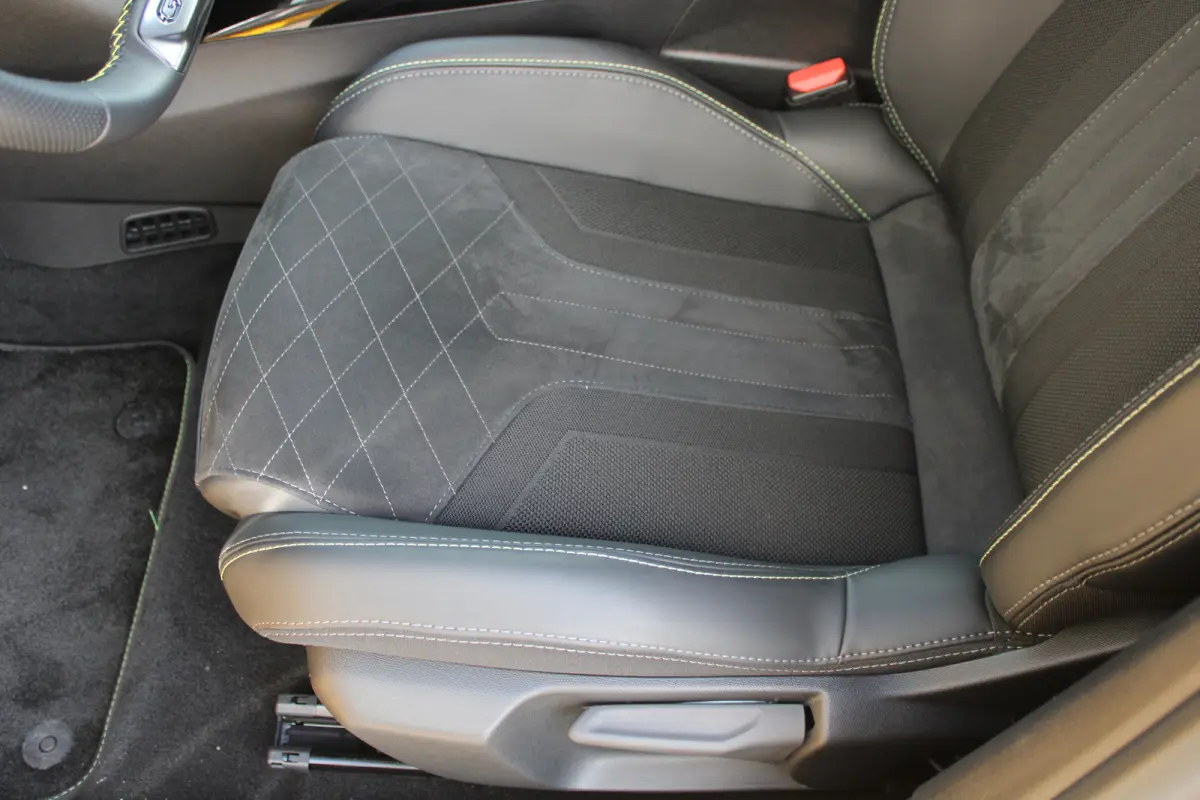 EV GT Pack 50 kWh | Fase 3 laden | Stoelverwarming | Navigatie | Camera | Full LED | Alcantara | 24.000km |