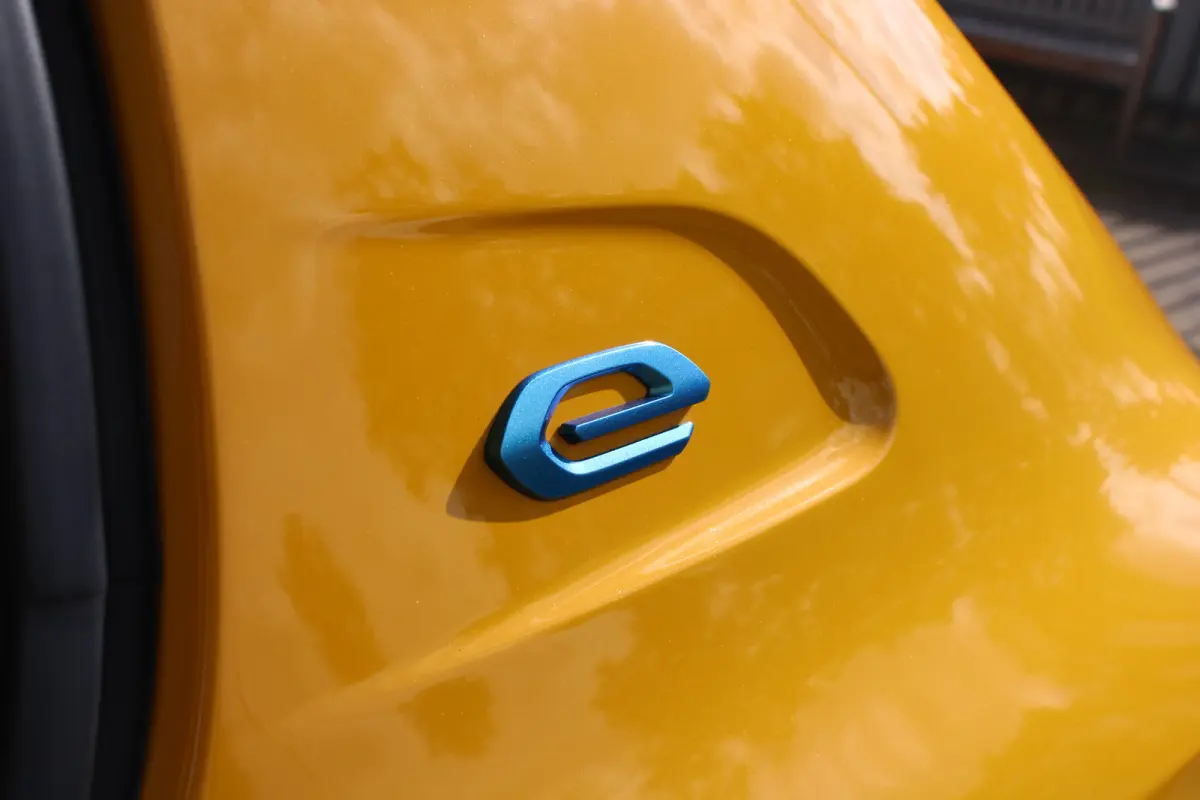 EV GT Pack 50 kWh | Fase 3 laden | Stoelverwarming | Navigatie | Camera | Full LED | Alcantara | 24.000km |