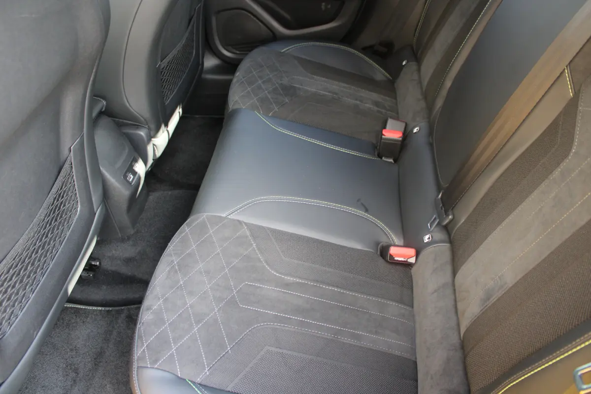 EV GT Pack 50 kWh | Fase 3 laden | Stoelverwarming | Navigatie | Camera | Full LED | Alcantara | 24.000km |
