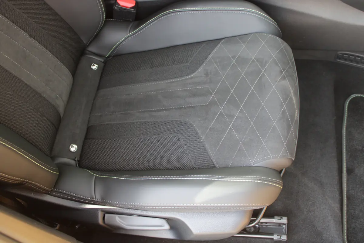 EV GT Pack 50 kWh | Fase 3 laden | Stoelverwarming | Navigatie | Camera | Full LED | Alcantara | 24.000km |