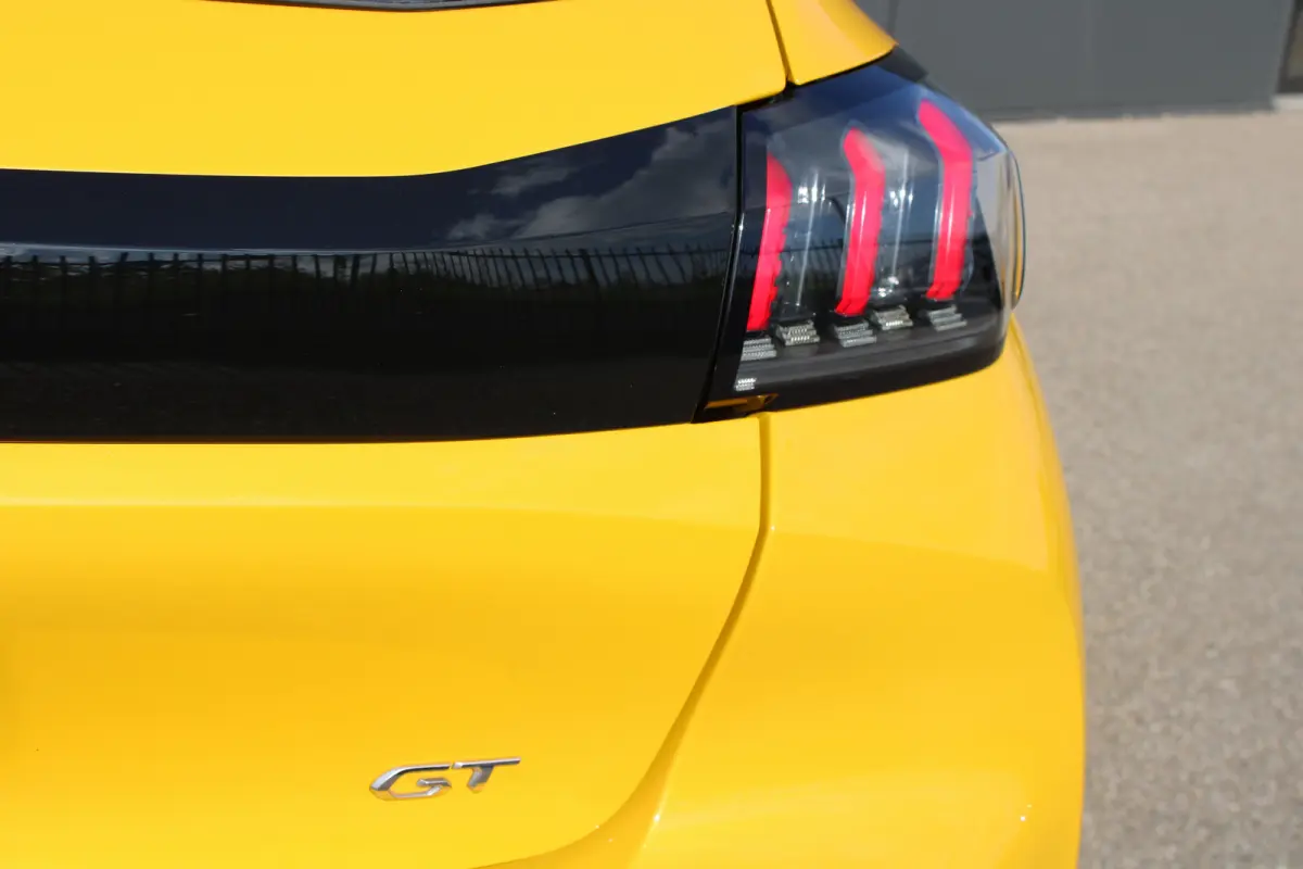 EV GT Pack 50 kWh | Fase 3 laden | Stoelverwarming | Navigatie | Camera | Full LED | Alcantara | 24.000km |