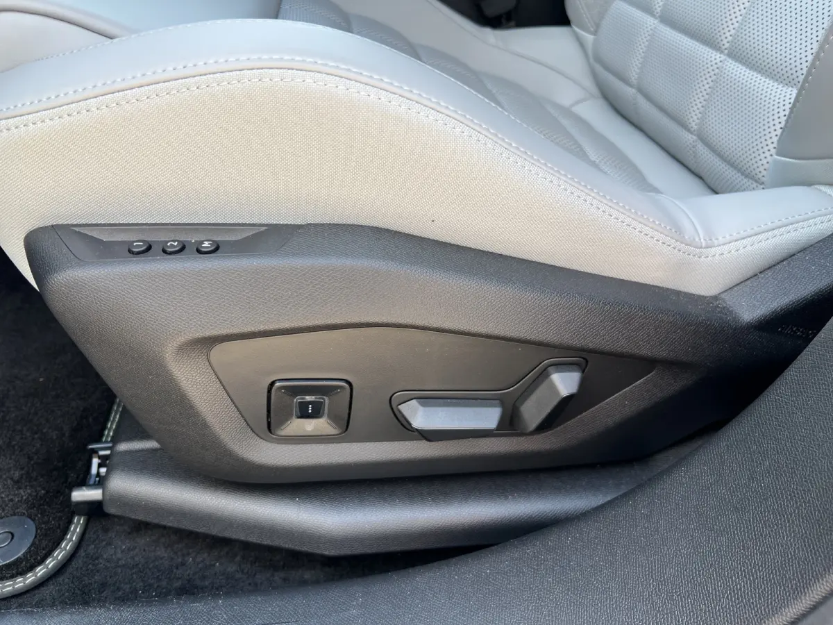 1.6 Plug-In Hybrid 195 Max | Tot 8 jaar garantie 360* camera | Stoel+Stuurverwarming | Stoel ventilatie | Matrix LED | Keyless | Head-up Display | Elektrische achterklep |