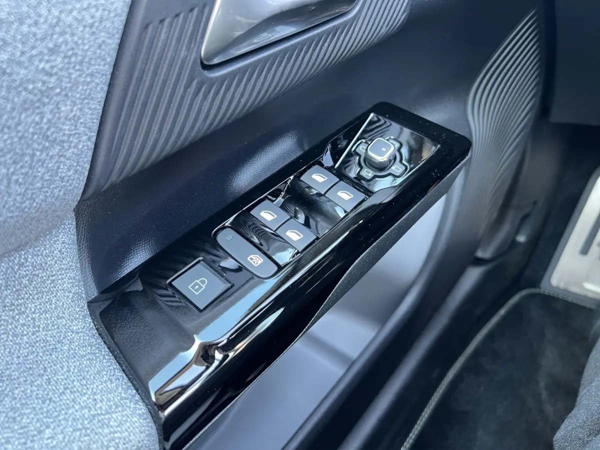 1.6 Plug-In Hybrid 195 Max | Tot 8 jaar garantie 360* camera | Stoel+Stuurverwarming | Stoel ventilatie | Matrix LED | Keyless | Head-up Display | Elektrische achterklep |