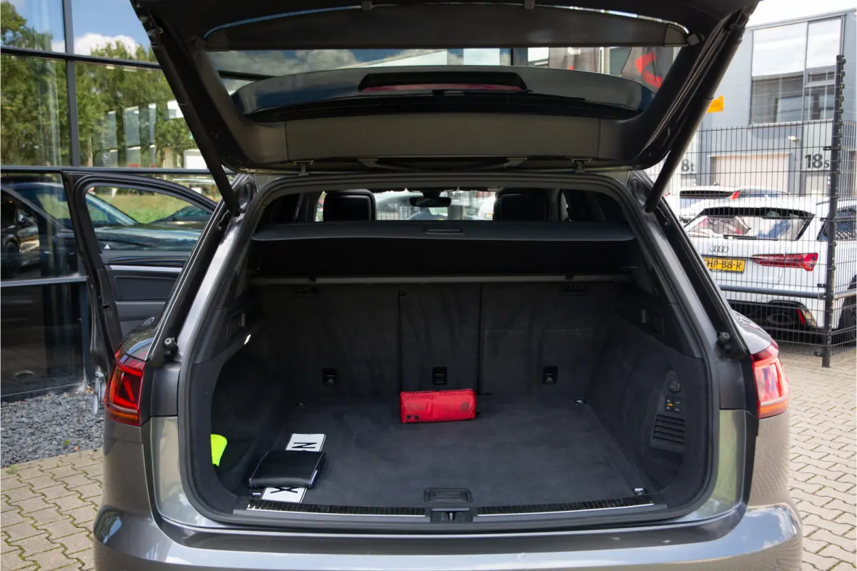 4.0 TDI R-Line 422PK V8 , Panoramadak, Luchtvering, Dynaudio, HUD, Trekhaak