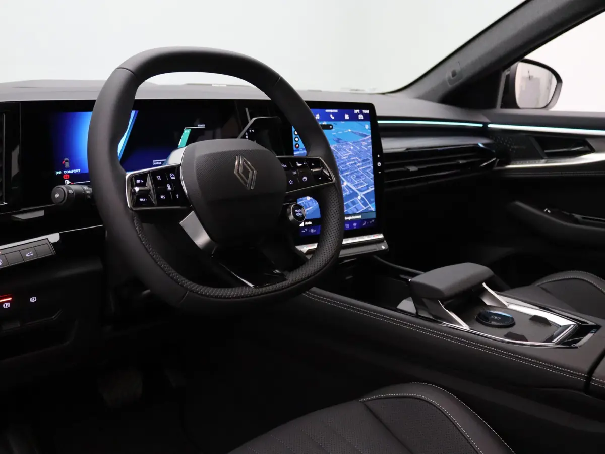E-Tech full hybrid 200 iconic 7p. Apple Carplay/Android Auto | Climate