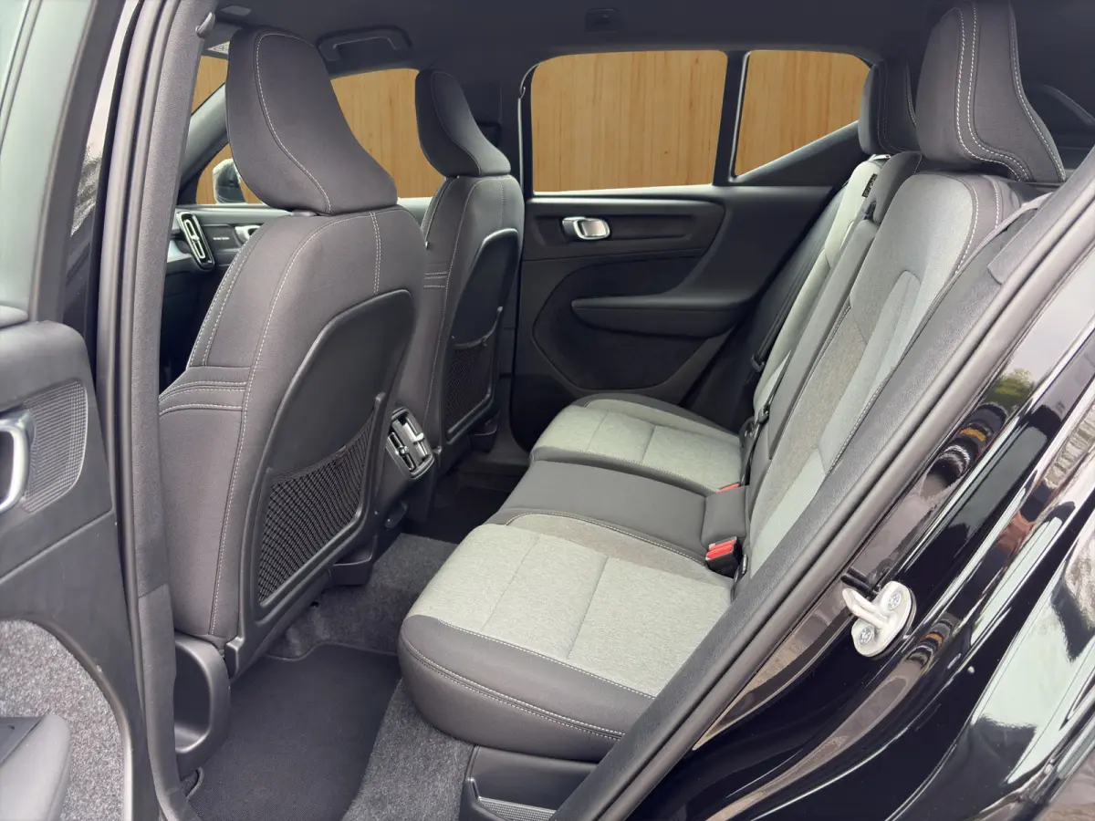 2.0 B4 Plus Dark | Harman Kardon | Stoel + Stuur Verwarming | Trekhaak | Camera | BLIS | Keyless Start / Entry |