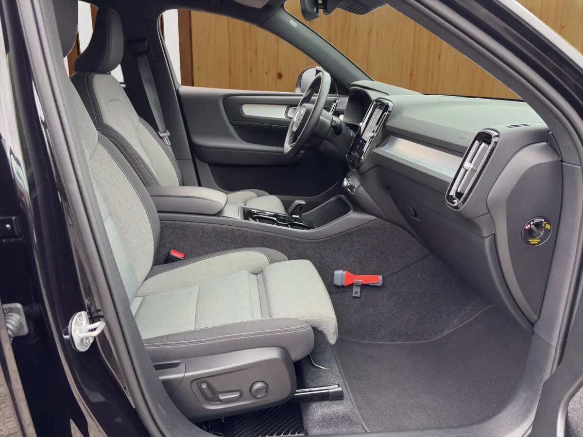 2.0 B4 Plus Dark | Harman Kardon | Stoel + Stuur Verwarming | Trekhaak | Camera | BLIS | Keyless Start / Entry |