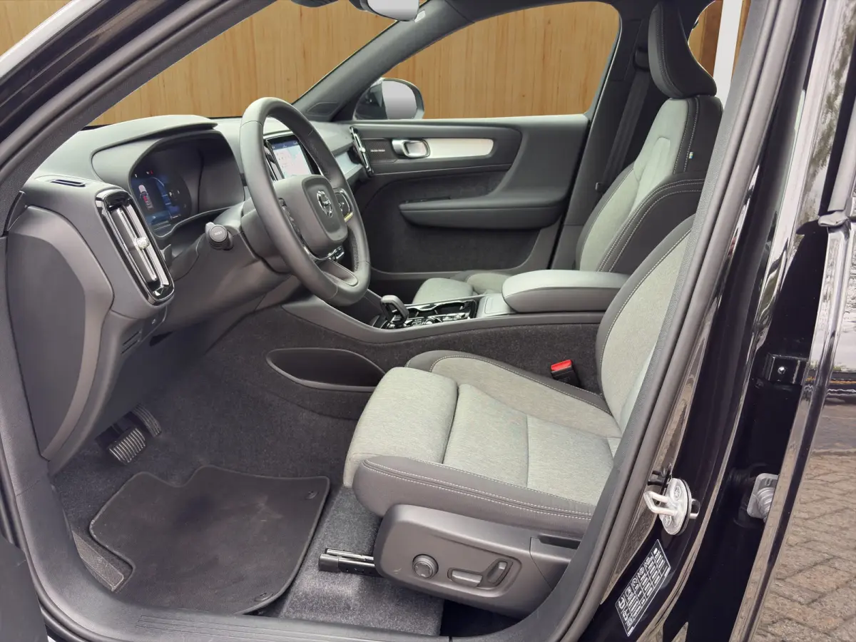 2.0 B4 Plus Dark | Harman Kardon | Stoel + Stuur Verwarming | Trekhaak | Camera | BLIS | Keyless Start / Entry |