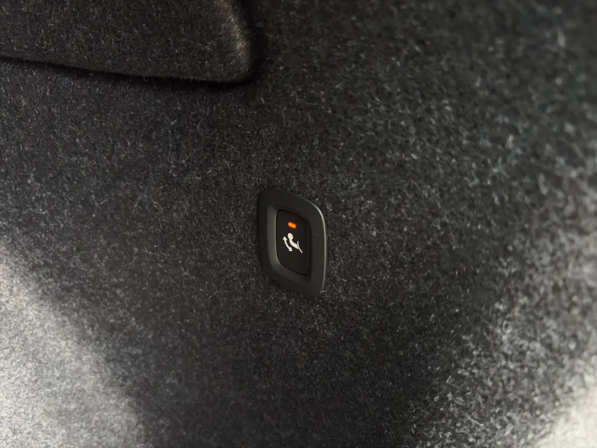 2.0 B4 Plus Dark | Harman Kardon | Stoel + Stuur Verwarming | Trekhaak | Camera | BLIS | Keyless Start / Entry |