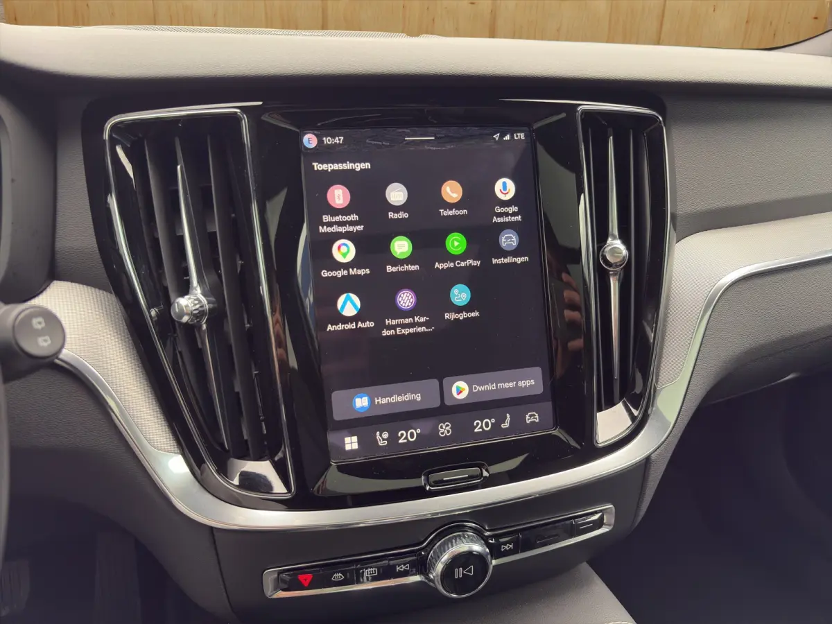 2.0 T8 Plug-in hybrid AWD Plus Dark | Harman Kardon | Stoel + Stuur Verwarming | Panoramadak | Trekhaak | 360 Camera |