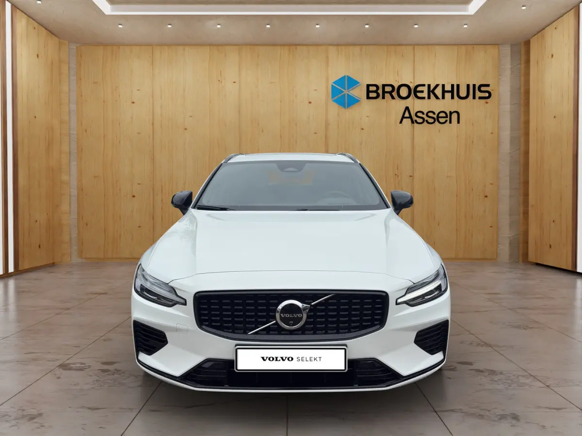 2.0 T8 Plug-in hybrid AWD Plus Dark | Harman Kardon | Stoel + Stuur Verwarming | Panoramadak | Trekhaak | 360 Camera |
