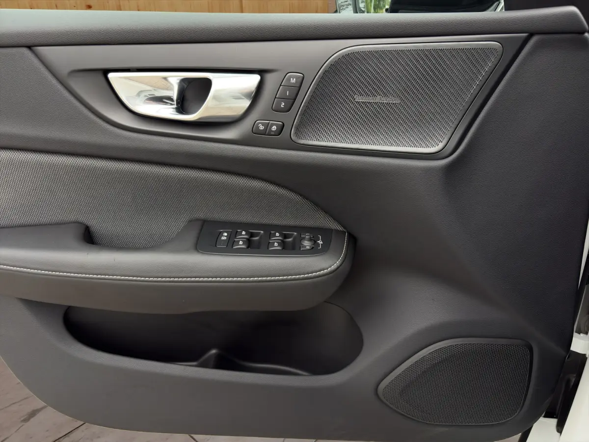 2.0 T8 Plug-in hybrid AWD Plus Dark | Harman Kardon | Stoel + Stuur Verwarming | Panoramadak | Trekhaak | 360 Camera |