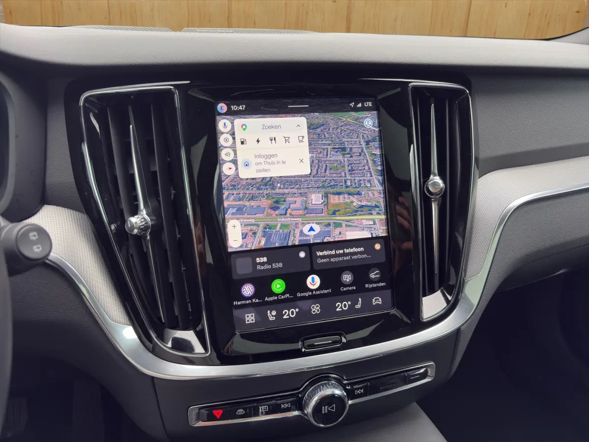 2.0 T8 Plug-in hybrid AWD Plus Dark | Harman Kardon | Stoel + Stuur Verwarming | Panoramadak | Trekhaak | 360 Camera |